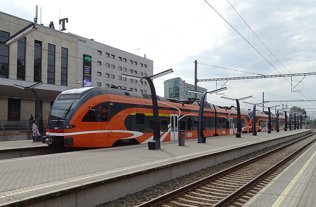 Tren de Elron en la Estación de Tren de Tallín