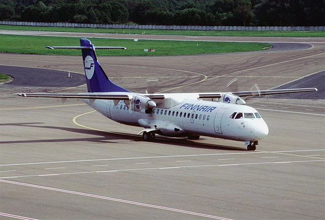 Avión a Helsinki en el Aeropuerto de Tallin