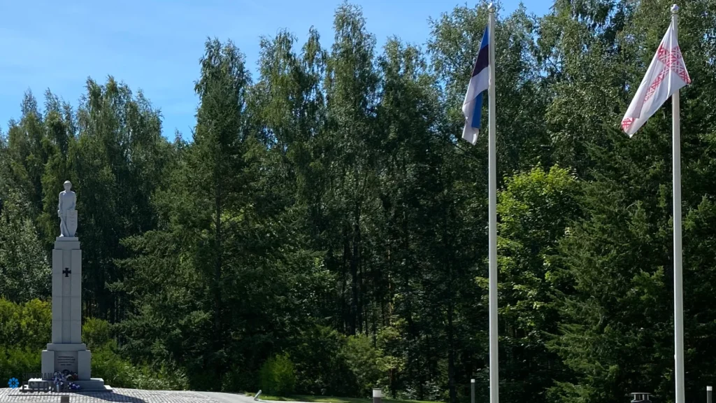 Banderas en el Monumento a la Libertad de Petseri en Várska