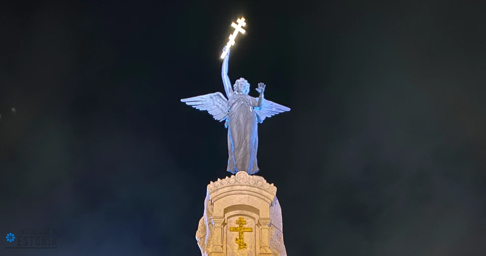 El ángel del Monumento al Russalka por la noche